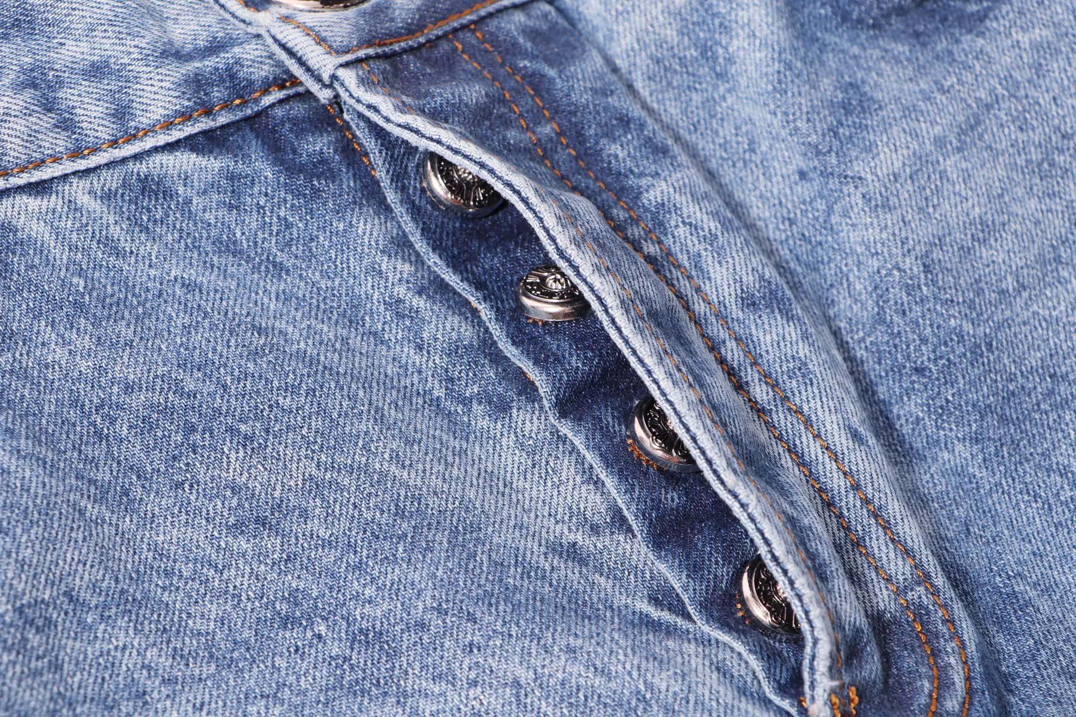 P300 Style number: H67 Croxin & 𝐂𝐡𝐫𝐨𝐦𝐞 𝐇𝐞𝐚𝐫𝐭 ss25 blue SEX mosaic leather jeans. Styles with different washed textures are very friendly to people with thin legs and thick legs. The slightly flared version perfectly modifies the leg shape. The timeless and moderate length makes it easy to match and match. It is the basis for various styles and is a must-have in your wardrobe! The fabric is stiff but also makes the upper body soft without losing texture. The washing process is even more perfect. It is a must-have item for everyone! ! ! Washed wheat, hang tag, pants label, three labels complete Color: blue Size: 28-30-32-34-36